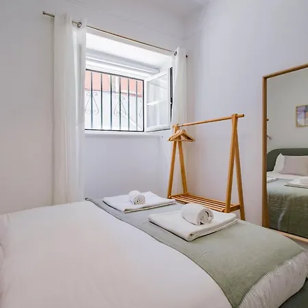 New! Unique 1 Bedroom Apartment- Santa Catarina 42 リスボン